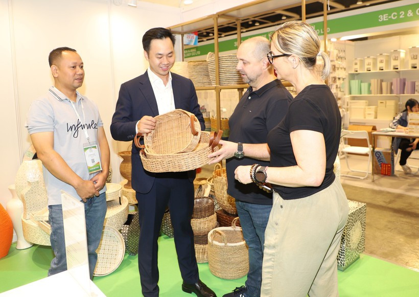 International visitors explore Vietnamese handicraft products at Mega Show Hong Kong 2025. (Photo: VNA)