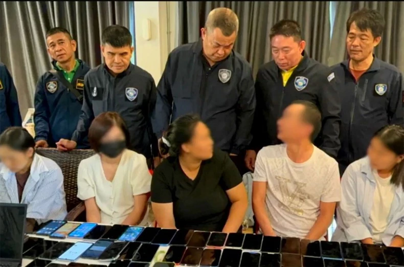 Phone scam gang members, including Chinese and Myanmar nationals, front row, were arrested following a raid on a pool villa in Doi Saket district, Chiang Mai. (Photo: bangkokpost.com)