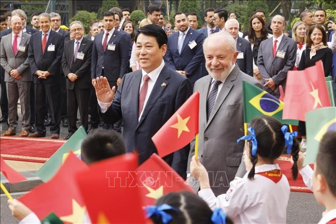 Hanoi children welcome Brazilian President Luiz Inácio Lula da Silva on the morning of March 28, 2025. (Photo: VNA)