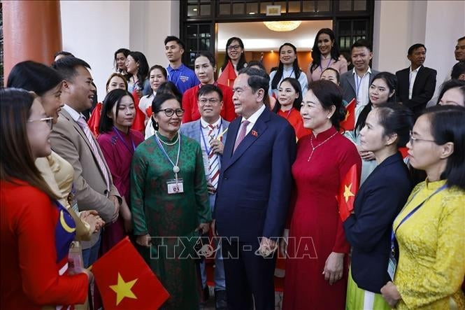 NA Chairman Tran Thanh Man meets with representatives of the Vietnamese community in Malaysia on September 16. (Photo:VNA)