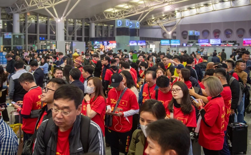 Vietnamese fans flock to Thailand for ASEAN Cup 2024 final (Photo: VNA)