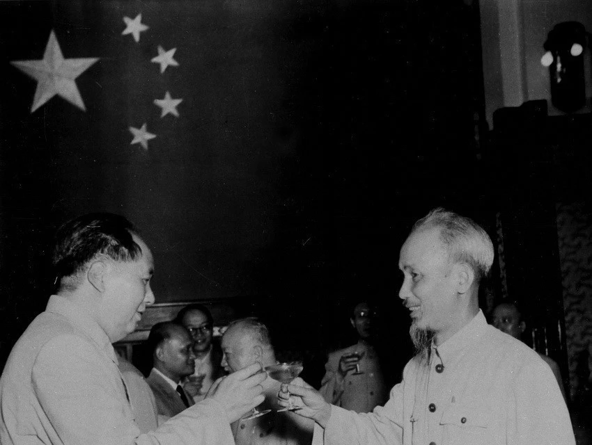 Chinese President Mao Zedong hosts a banquet for President Ho Chi Minh and the Vietnamese Government delegation during their official visit to China (Beijing, July 8, 1955). (Photo: Archive)