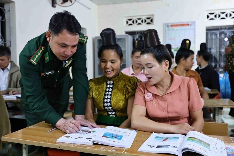 With over 20 years of teaching literacy to ethnic minority communities, soldier Lo Van Thoai (Nam Lach Border Guard Station, Son La province) has been repeatedly recognised by the Son La Department of Education and Training and the provincial Learning Promotion Association with certificates of merit. He has also been honoured as an "Outstanding Soldier" by the Son La Border Guard Command. (Photo: VNA)