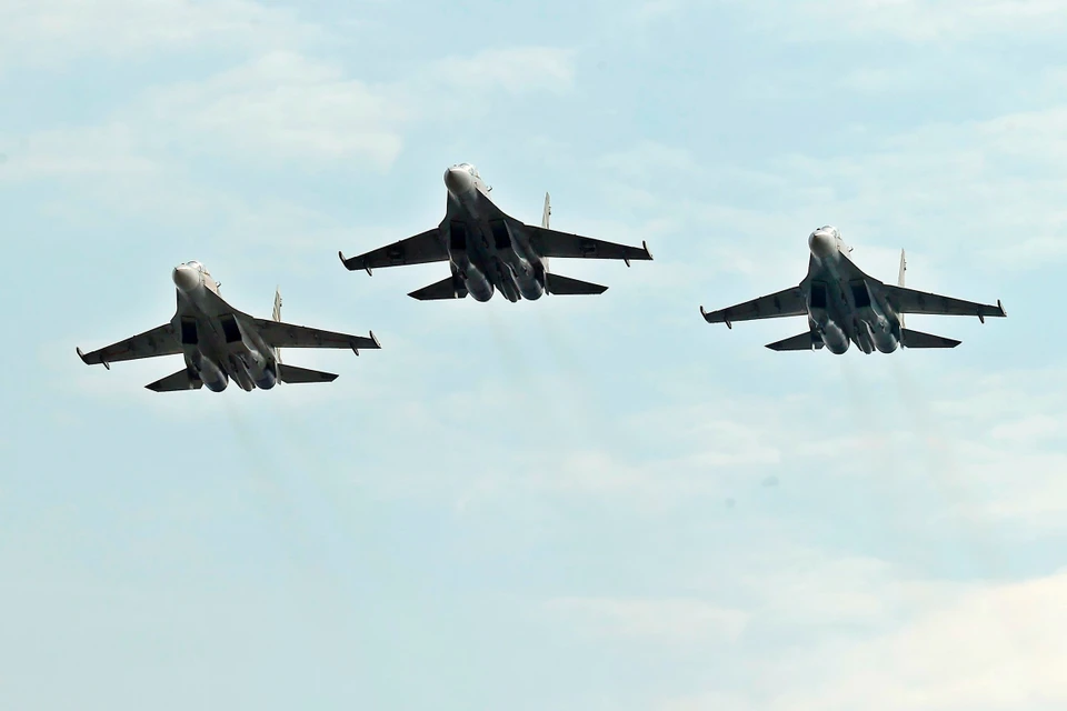 The Su-30MK2 fighter squadron performs a low-altitude flight demonstration. Photo: VNA