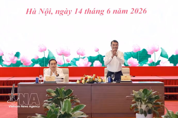 NA Chairman Tran Thanh Man (left) and PM Le Minh Hung at the meeting with leaders of press agencies in Hanoi on June 14. (Photo: VNA)