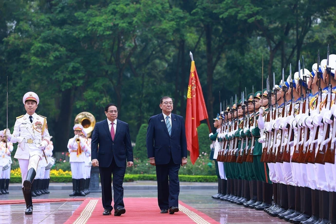 Prime Minister Pham Minh Chinh (L) and his Japanese counterpart Ishiba Shigeru inspect the guard of honour. (Photo: VNA)