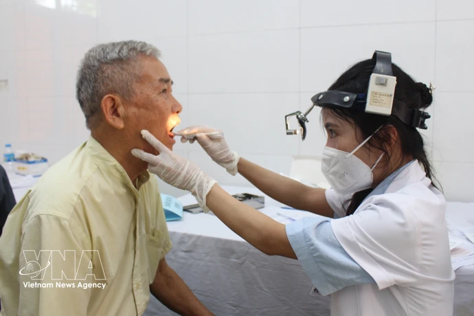 An elderly receives health check-ups. (Photo: VNA)