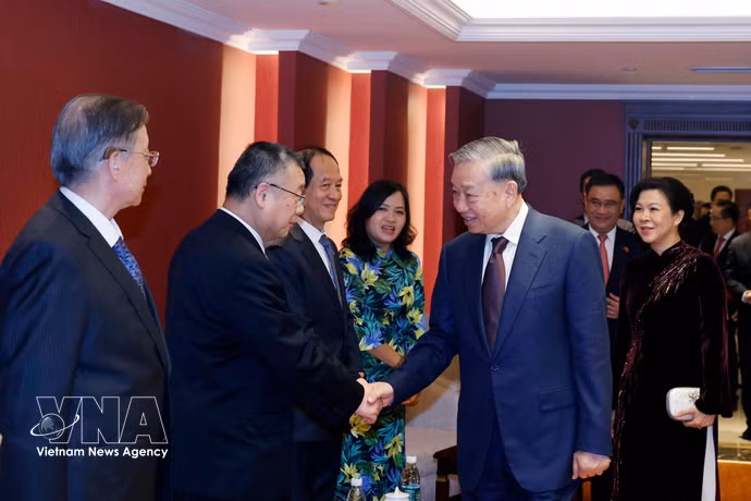 General Secretary of the Communist Party of Vietnam Central Committee and State President To Lam and his spouse Ngo Phuong Ly meet with relatives of Chinese generals, experts and others who had supported Vietnam-China friendship in Beijing on April 15. (Photo: VNA)