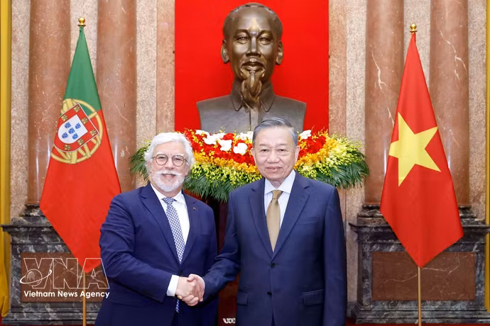 Party General Secretary and State President To Lam (R) receives Portuguese Ambassador Joaquim Alberto De Sousa Moreira De Lemos in Hanoi on July 6. (Photo: VNA)