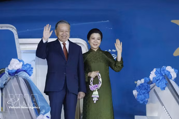 General Secretary of the Communist Part of Vietnam Central Committee and State President To Lam and his spouse, Ngo Phuong Ly, at Don Mueang International Airport on May 28, as they concluded their visit to Thailand and departed for Singapore. (Photo: VNA)
