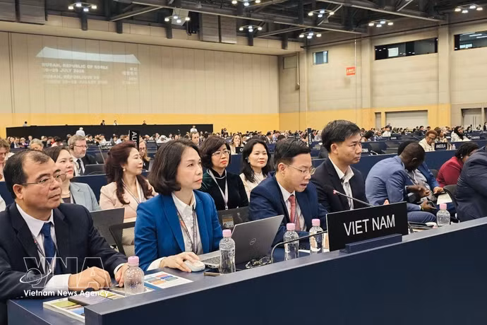 Deputy Minister of Foreign Affairs Ngo Le Van, Chairman of the Vietnam National Commission for UNESCO, speaks at plenary session of the 48th session of the UNESCO World Heritage Committee in Busan on July 20, 2026. (Photo: VNA)