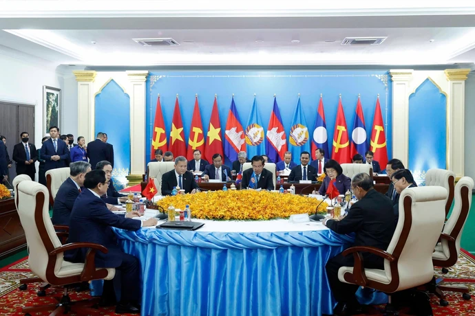 The meeting among the key leaders of the Communist Party of Vietnam, the Cambodian People’s Party, and the Lao People's Revolutionary Party in Phnom Penh on February 6 (Photo: VNA)
