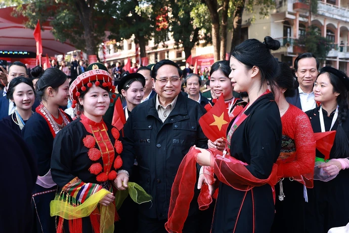 Prime Minister Pham Minh Chinh meets with students of Viet Bac High School for Ethnic Minority Students in Thai Nguyen province. (Photo: VNA)
