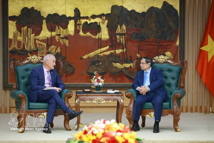 Prime Minister Pham Minh Chinh (right) and RMIT President and Vice-Chancellor Professor Alec Cameron at their meeting on April 2 (Photo: VNA)