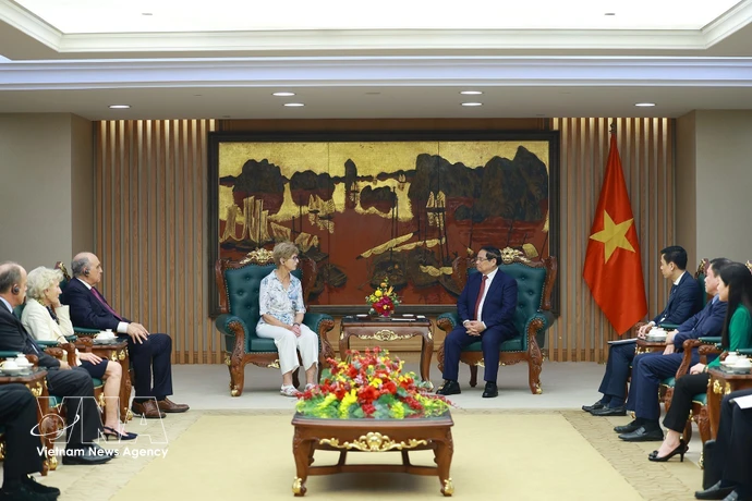 An overview of the meeting between Prime Minister Pham Minh Chinh (right) and visiting delegation from the Eisenhower Fellowships (Photo: VNA)