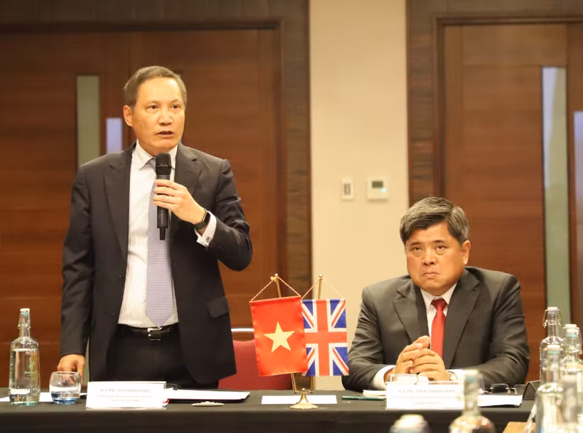 Vietnamese Ambassador to the UK Do Minh Hung (L) address the roundtable discussion. (Photo: VNA)