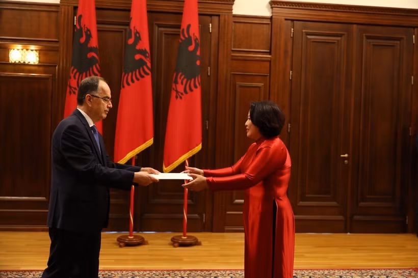 Vietnamese Ambassador to Greece Pham Thi Thu Huong (R), who is concurrently in charge of Albania, presents her credentials to Albanian President Begaj. (Photo: VNA)