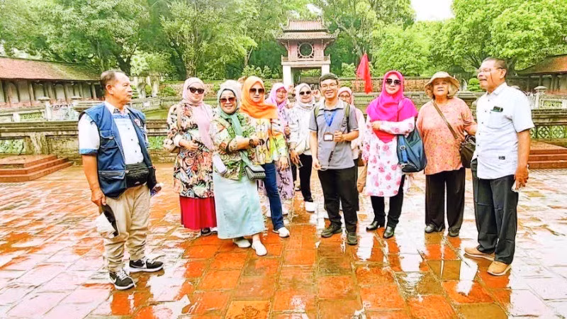 Tourists at the Temple of Literature, Hanoi (Photo: Nhandanonline)