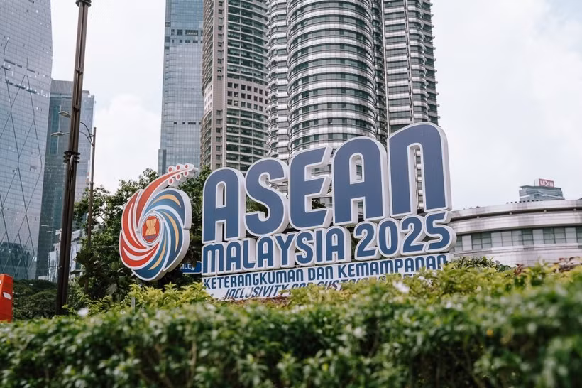 The official ASEAN Malaysia 2025 logo, featuring the theme “Inclusivity and Sustainability”, is displayed in Kuala Lumpur. (Photo: www.malaymail.com)