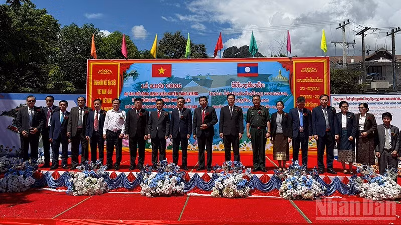 Delegates at a ceremony to commence the expansion project of the Vang Vieng district hospital, Laos. (Photo: VNA)