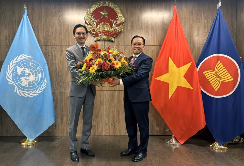 Lao Ambassador to the UN Thongphane Savanphet (right) congratulates Vietnamese Ambassador Do Hung Viet and the Vietnamese Mission on Vietnam's National Day. (Photo: VNA)