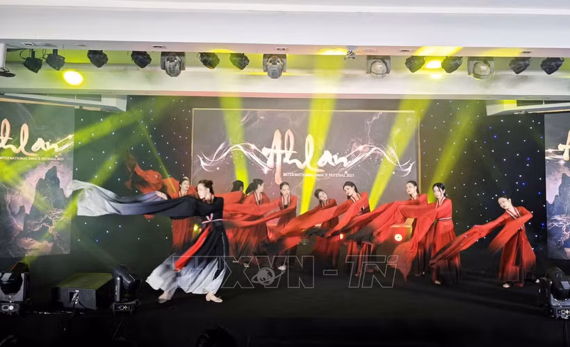 The Ahlan Competition 2025 features 35 categories for both amateur and professional dancers, attracting participants from various age groups. (Photo: VNA)