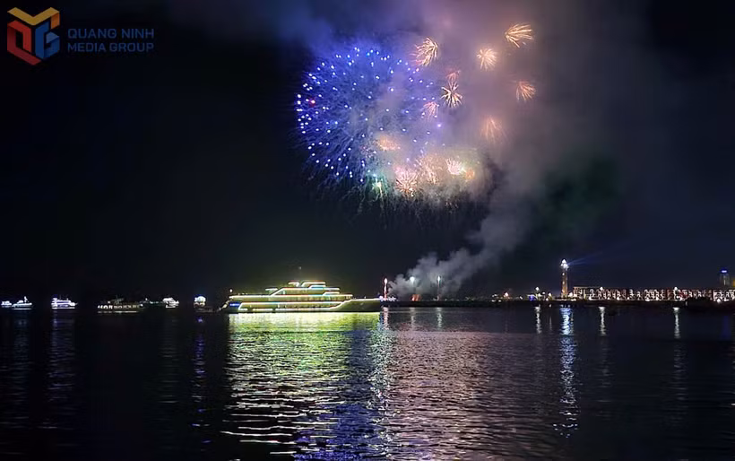 Evening fireworks displays add to the beauty and charm of Quang Ninh, enhancing its appeal to tourists. (Photo: baoquangninh.vn)