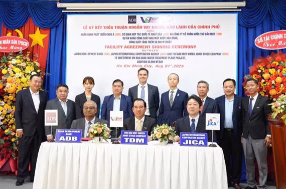 The signing ceremony between the Asian Development Bank and Thu Dau Mot Water Joint Stock Company. (Photo courtesy of ADB)