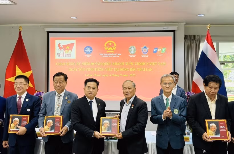 Overseas Vietnamese receive bilingual book “President Ho Chi Minh in Thailand”. (Photo: VNA)