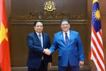 Vietnamese Prime Minister Pham Minh Chinh (L) and Speaker of the House of Representatives of Malaysia Tan Sri Dato’ Johari Bin Abdul in Kuala Lumpur on May 25. (Photo: VNA)