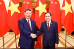 Chairman of the National Assembly (NA) Tran Thanh Man (R) and General Secretary of the Communist Party of China (CPC) Central Committee and President of China Xi Jinping in Hanoi on April 14 (Photo: VNA)