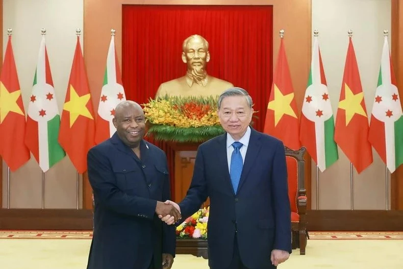 Party General Secretary To Lam (right) receives Burundian President Evariste Ndayishimiye in Hanoi on April 4, 2025 as part of the latter's official visit to Vietnam. (Photo: VNA)