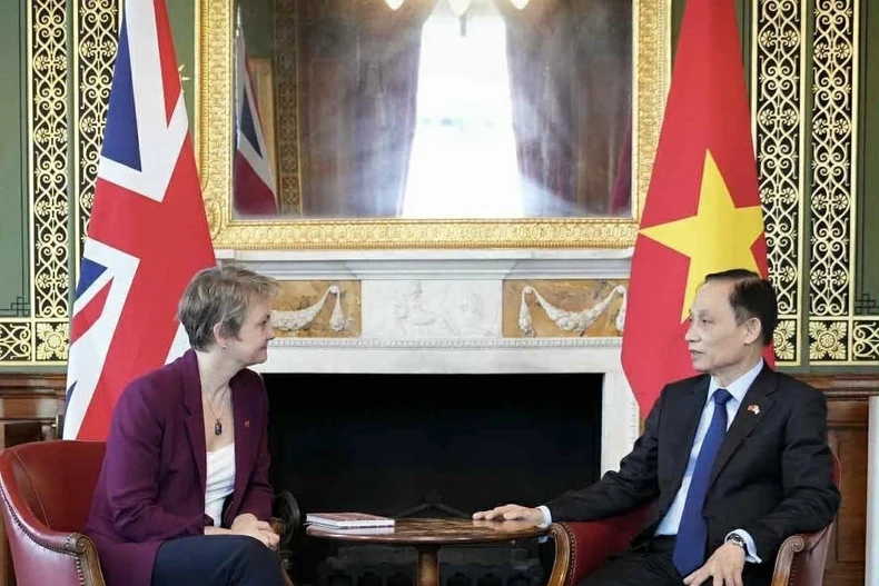 Vietnamese Minister of Foreign Affairs Le Hoai Trung (right) and British Secretary of State for Foreign, Commonwealth and Development Affairs Yvette Cooper at their meeting in London on October 30, 2025. (Photo published by VNA)