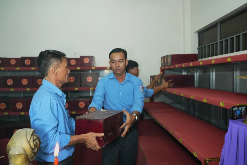 The remains are placed at the martyrs’ remains storage house at Hill 82 Martyrs’ Cemetery in Tan Bien commune, Tay Ninh province, before the re-burial ceremony. (Photo:VNA)