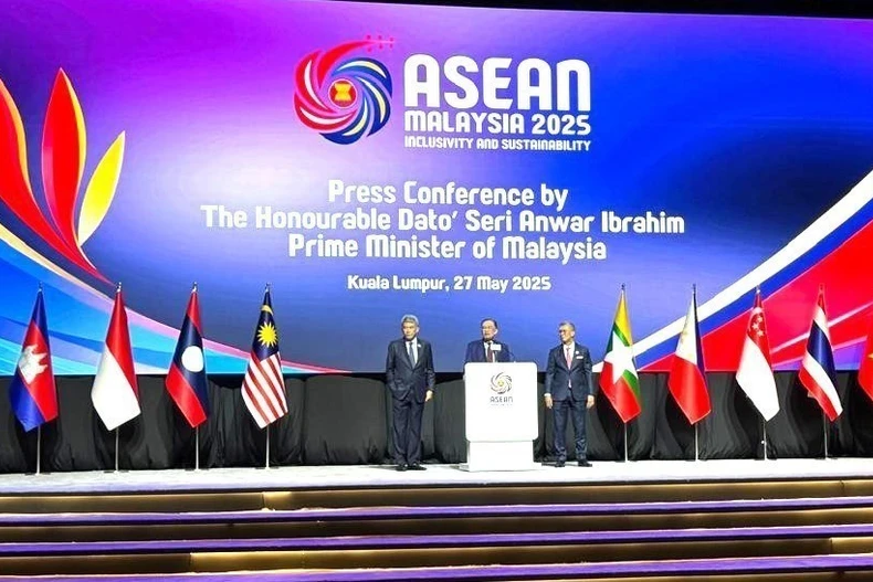The May 27 press conference announcing the outcomes of the 46th ASEAN Summit. (Photo: VNA)