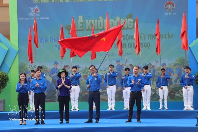 Deputy PM Pham Thi Thanh Tra (front, third from left) and representatives of the Ho Chi Minh Communist Youth Union Central Committee at the launch of the Youth Month and the 2026 spring tree planting festival on February 28 (Photo: VNA)