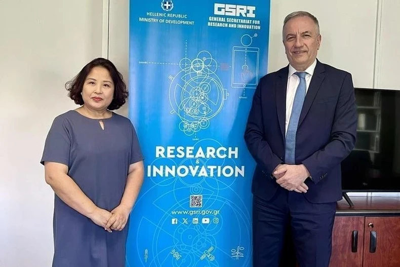 Vietnamese Ambassador to Greece Pham Thi Thu Huong (L) and Greece’s Deputy Minister for Research and Innovation under the Ministry of Development Stavros Kalafatis (Photo: VNA)