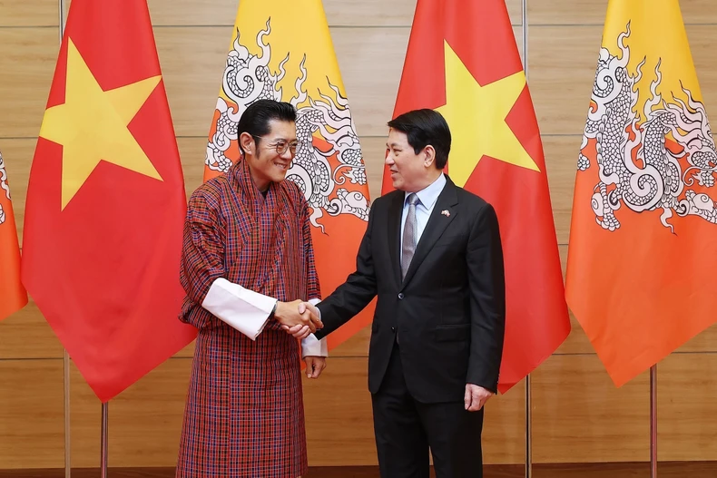 Vietnamese President Luong Cuong (right) welcomes King of Bhutan Jigme Khesar Namgyel Wangchuck at a banquet held in honour of the latter in Hanoi on August 19, 2025. (Photo: VNA)