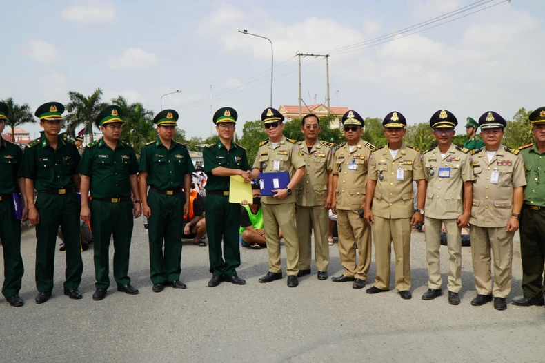 The handover ceremony at the Dinh Ba International Border Gate (Photo: VNA)
