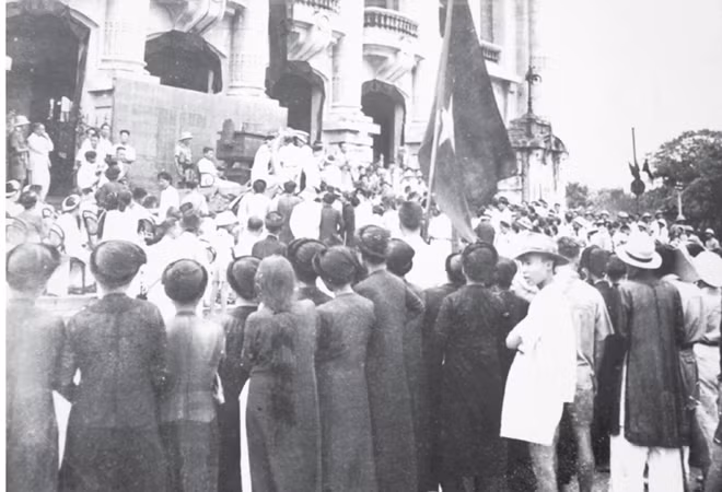 Exhibition to mark 75th founding anniversary of Viet Minh Front ảnh 1