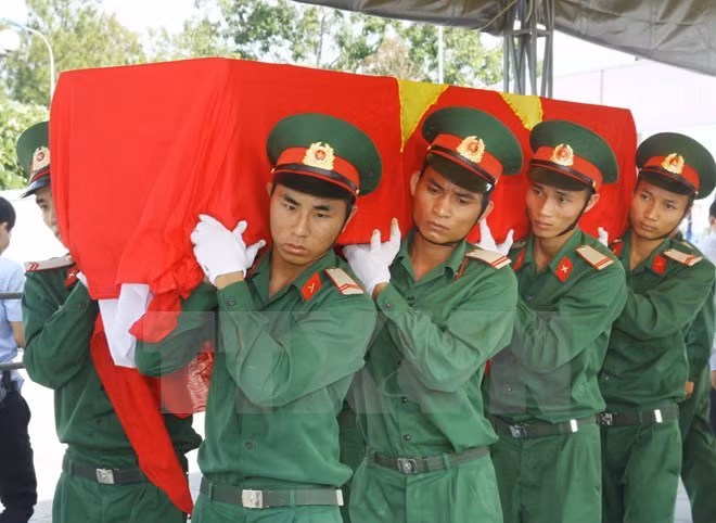 Volunteer soldiers’ remains laid to rest in Kon Tum ảnh 1