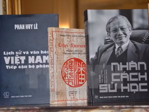 Historian Phan Huy Le honoured by French school ảnh 1