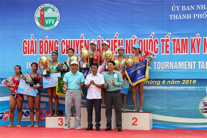 Tam Ky team triumphs at int’l women’s beach volleyball tourney ảnh 1