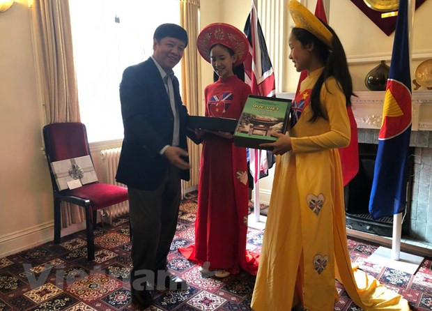 Officials on Overseas Vietnamese Affairs visit UK ảnh 1 Officials on Overseas Vietnamese Affairs visit UK ảnh 1