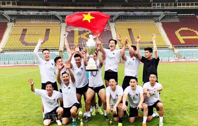 Vietnamese team wins friendly football tournament in Czech Republic ảnh 1