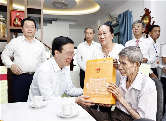 President attends activities commemorating martyrs in Con Dao ảnh 4 President attends activities commemorating martyrs in Con Dao ảnh 4