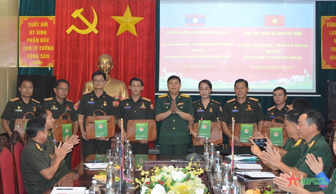 Vietnamese, Lao young officers promote exchanges ảnh 1