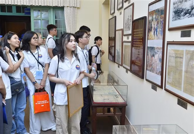Vietnam Fatherland Front leader meets overseas Vietnamese youths ảnh 1