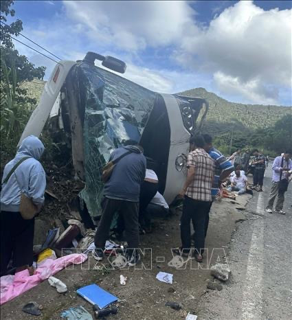 Four foreign tourists killed as coach overturns on mountain pass ảnh 1