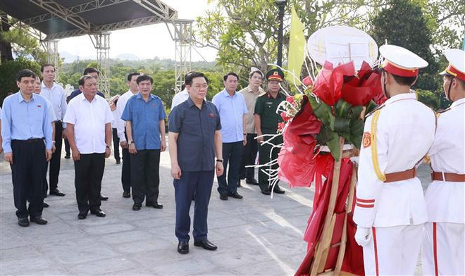 NA Chairman offers incense in tribute to martyrs in Thua Thien-Hue ảnh 1 NA Chairman offers incense in tribute to martyrs in Thua Thien-Hue ảnh 1